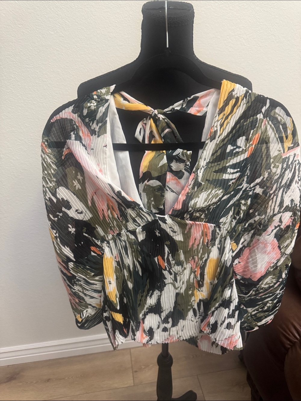 Club Monaco Multicolor Floral Pleated V-Neck Tie-Back Blouse